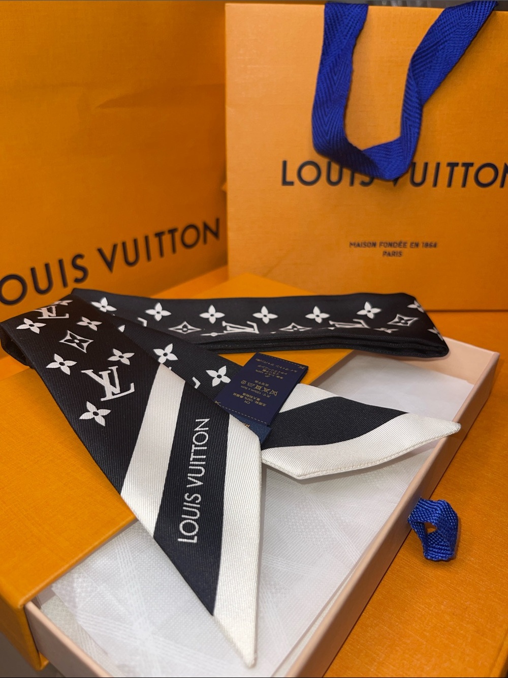 🚨SOLD 🚨 Louis Vuitton Black & White Monogram Silk Scarf Twilly